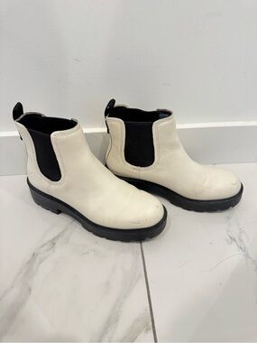 UGG Women White Leather Chelsea Boots with Black Elastic